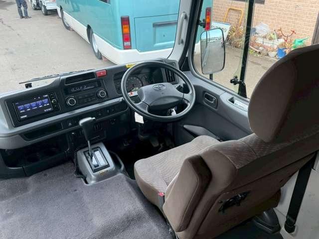 コースター ＧＸ　２８人乗り・自動スイングドア・オートマ・冷蔵庫・オートエアコン・ＥＴＣ・バックカメラ・ナビゲーション・オートステップ・リクライニングシート（9枚目）