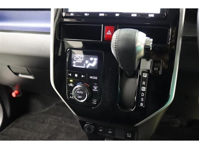 シンプルで操作性の良いシフトレバー部。