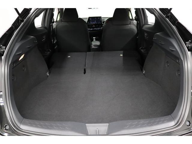 リヤシートを前倒しすると更なるスペースを確保できます！