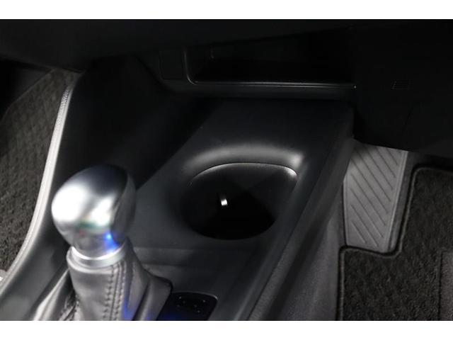 使い勝手の良いフロントセンター部のカップホルダー！よく使う場所にあると便利ですよね。