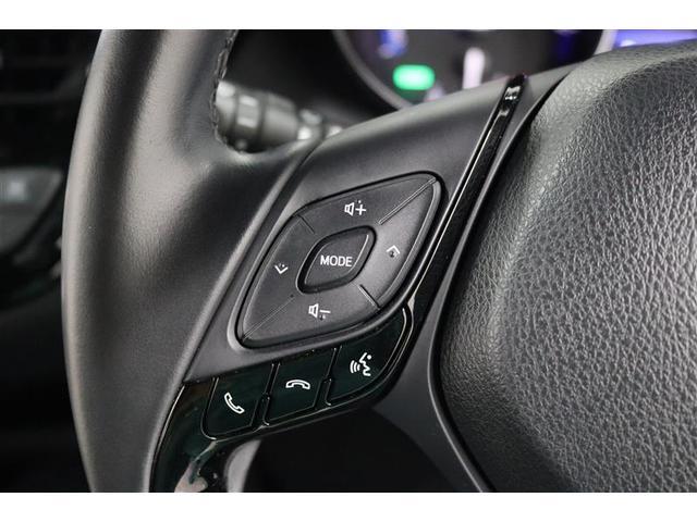 ステアリングスイッチ付きなのでオーディオの操作が手元で出来て便利ですね！