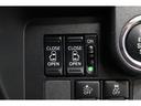 両側電動スライドドアはドアの直接操作以外にも運転席からのスイッチ操作やリモコン操作でも開閉が可能!狭い駐車場などでもドアの開閉が楽々・安心ですね!