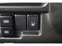 運転席には寒い日の肩や腰、冷えやすい下肢を温めてくれるシートヒーターが付いております!
