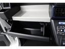 グローボックスに加え更に便利な収納スペースの助手席オープントレイがあります！