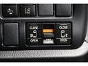 両側電動スライドドアはドアの直接操作以外にも運転席からのスイッチ操作やリモコン操作でも開閉が可能!狭い駐車場などでもドアの開閉が楽々・安心ですね!