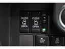 両側電動スライドドアはドアの直接操作以外にも運転席からのスイッチ操作やリモコン操作でも開閉が可能!狭い駐車場などでもドアの開閉が楽々・安心ですね!
