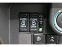 両側電動スライドドアはドアの直接操作以外にも運転席からのスイッチ操作やリモコン操作でも開閉が可能!狭い駐車場などでもドアの開閉が楽々・安心ですね!