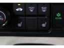運転席と助手席には寒い日の肩や腰、冷えやすい下肢を温めてくれるシートヒーターが付いております!