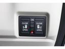 両側電動スライドドアはドアの直接操作以外にも運転席からのスイッチ操作やリモコン操作でも開閉が可能！狭い駐車場などでもドアの開閉が楽々・安心ですね！