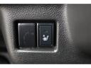 運転席には寒い日の肩や腰、冷えやすい下肢を温めてくれるシートヒーターが付いております!