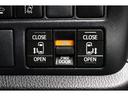 両側電動スライドドアはドアの直接操作以外にも運転席からのスイッチ操作やリモコン操作でも開閉が可能!狭い駐車場などでもドアの開閉が楽々・安心ですね!
