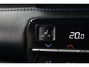 運転席と助手席には寒い日の肩や腰、冷えやすい下肢を温めてくれるシートヒーターが付いております!