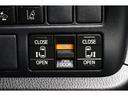 両側電動スライドドアはドアの直接操作以外にも運転席からのスイッチ操作やリモコン操作でも開閉が可能!狭い駐車場などでもドアの開閉が楽々・安心ですね!