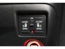 両側電動スライドドアはドアの直接操作以外にも運転席からのスイッチ操作やリモコン操作でも開閉が可能!狭い駐車場などでもドアの開閉が楽々・安心ですね!