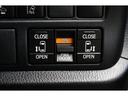 両側電動スライドドアはドアの直接操作以外にも運転席からのスイッチ操作やリモコン操作でも開閉が可能!狭い駐車場などでもドアの開閉が楽々・安心ですね!