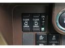両側電動スライドドアはドアの直接操作以外にも運転席からのスイッチ操作やリモコン操作でも開閉が可能！狭い駐車場などでもドアの開閉が楽々・安心ですね！