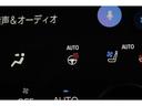 寒い冬のドライブでも手のひらから温めるステアリングヒーターが付いております!