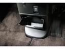 運転席と助手席の間にセンターロアボックスがあります!