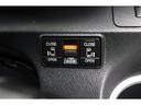 両側電動スライドドアはドアの直接操作以外にも運転席からのスイッチ操作やリモコン操作でも開閉が可能！狭い駐車場などでもドアの開閉が楽々・安心ですね！