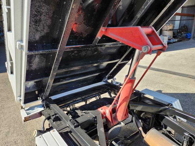 クリッパートラック 　５速ＭＴ／４ＷＤ（ＨｉＬｏ切替付）／ＰＴＯ式ダンプ／パワステ／エアコン／エアバッグ装備／荷台あおりアルミ縞板カバー／荷台背面ステンレス仕様／アルミホイール／土砂禁（12枚目）