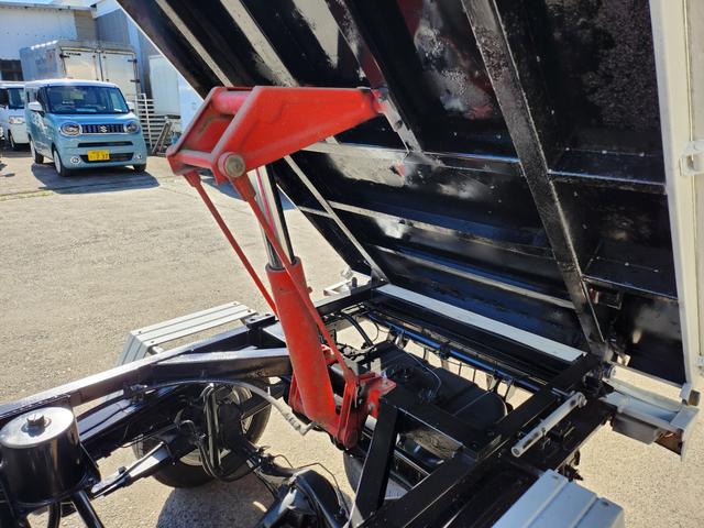 クリッパートラック 　５速ＭＴ／４ＷＤ（ＨｉＬｏ切替付）／ＰＴＯ式ダンプ／パワステ／エアコン／エアバッグ装備／荷台あおりアルミ縞板カバー／荷台背面ステンレス仕様／アルミホイール／土砂禁（15枚目）