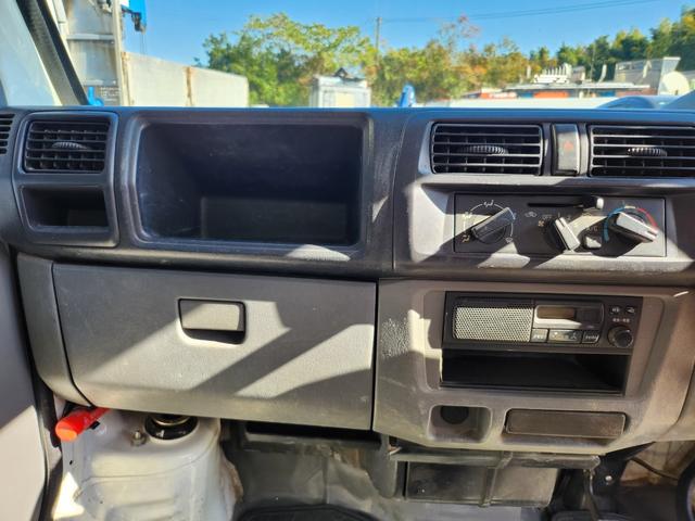 クリッパートラック 　５速ＭＴ／４ＷＤ（ＨｉＬｏ切替付）／ＰＴＯ式ダンプ／パワステ／エアコン／エアバッグ装備／荷台あおりアルミ縞板カバー／荷台背面ステンレス仕様／アルミホイール／土砂禁（25枚目）