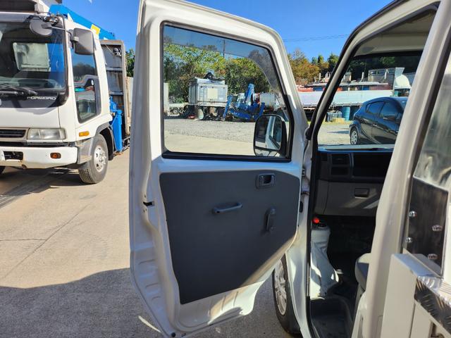 クリッパートラック 　５速ＭＴ／４ＷＤ（ＨｉＬｏ切替付）／ＰＴＯ式ダンプ／パワステ／エアコン／エアバッグ装備／荷台あおりアルミ縞板カバー／荷台背面ステンレス仕様／アルミホイール／土砂禁（29枚目）