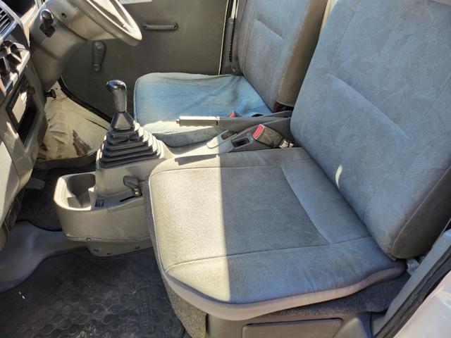 クリッパートラック 　５速ＭＴ／４ＷＤ（ＨｉＬｏ切替付）／ＰＴＯ式ダンプ／パワステ／エアコン／エアバッグ装備／荷台あおりアルミ縞板カバー／荷台背面ステンレス仕様／アルミホイール／土砂禁（33枚目）