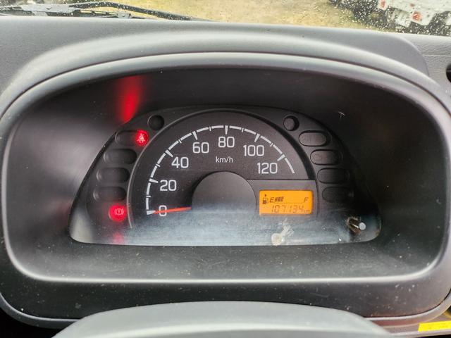 キャリイトラック 5速MT/4WD(HiLo切替)/デフロック/パワーウィンドウ/キーレスエントリー/パワステ/エアコン/エアバッグ装備/作業灯/荷台あおりアルミ縞板カバー(18枚目)