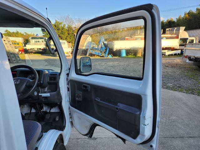 アクティトラック ＳＤＸ　５速ＭＴ／４ＷＤ／キーレスエントリー／パワステ／エアコン／エアバッグ装備／パワーウィンドウ／荷台あおりアルミ縞板カバー／作業灯（9枚目）