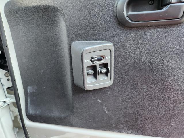 アクティトラック ＳＤＸ　５速ＭＴ／４ＷＤ／キーレスエントリー／パワステ／エアコン／エアバッグ装備／パワーウィンドウ／荷台あおりアルミ縞板カバー／作業灯（10枚目）