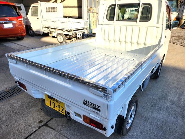 ハイゼットトラック エアコン・パワステ　スペシャル　５速ＭＴ／４ＷＤ／エアコン／パワステ／エアバッグ装備／荷台あおりアルミ縞板カバー（9枚目）