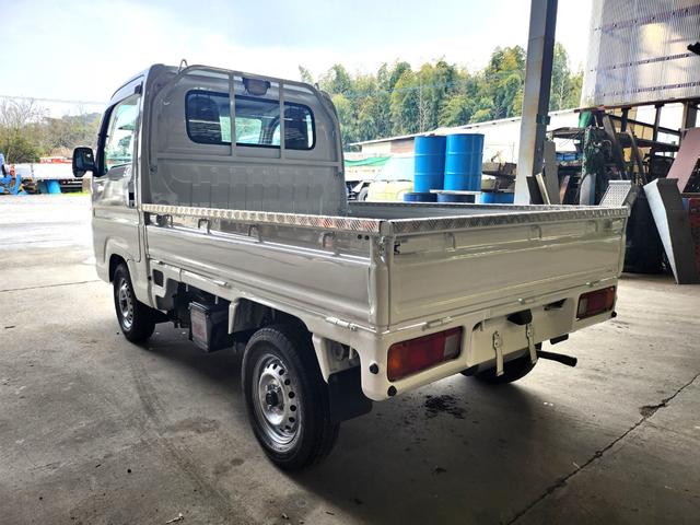 アクティトラック ＳＤＸ　５速ＭＴ／４ＷＤ／パワステ／エアコン／エアバッグ装備／荷台あおりアルミ縞板カバー（5枚目）