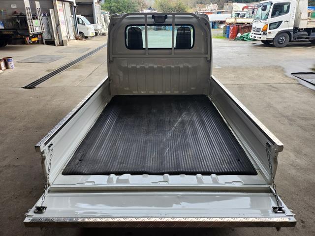 アクティトラック ＳＤＸ　５速ＭＴ／４ＷＤ／パワステ／エアコン／エアバッグ装備／荷台あおりアルミ縞板カバー（9枚目）