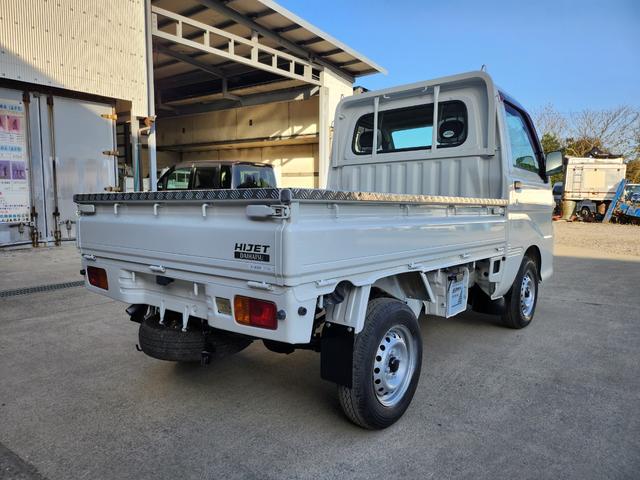 ハイゼットトラック 5速MT/4WD/パワステ/エアコン/エアバッグ装備/荷台あおりアルミ縞板カバー(7枚目)