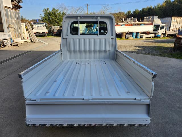 ハイゼットトラック 5速MT/4WD/パワステ/エアコン/エアバッグ装備/荷台あおりアルミ縞板カバー(8枚目)