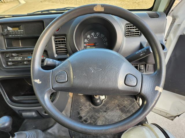 ハイゼットトラック 5速MT/4WD/パワステ/エアコン/エアバッグ装備/荷台あおりアルミ縞板カバー(15枚目)