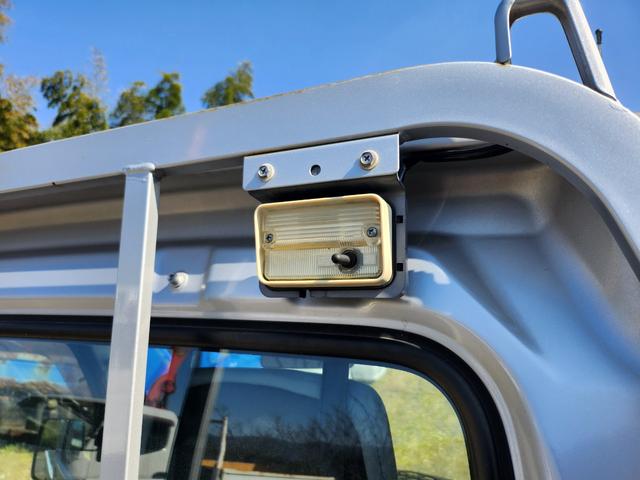 キャリイトラック ＫＣ　５速ＭＴ／４ＷＤ（ＨｉＬｏ１切替）／デフロック／エアコン／パワステ／作業灯／荷台あおりアルミ縞板カバー（9枚目）