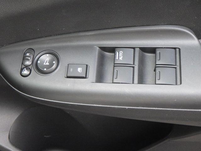 フィット 13G・F リヤカメラ 地デジ 記録簿 助手席エアバック キーレス ドラレコ AAC パワーウィンドー スマートキ- パワステ 運転席エアバッグ DVD 横滑防止装置 ナビ&TV ABS ETC車載器(11枚目)