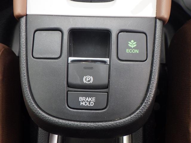 フィット ｅ：ＨＥＶリュクス　本革シート　リアカメラ　ＥＴＣ付　ＬＥＤ　シートヒーター　クルーズコントロール　ＶＳＡ　サイドエアバッグ　スマートキー　整備記録簿　キーレス　助手席エアバッグ　フルオートエアコン（12枚目）