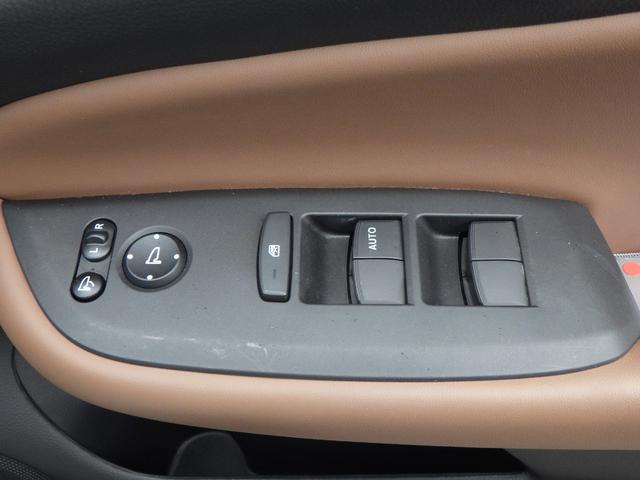 フィット ｅ：ＨＥＶリュクス　本革シート　リアカメラ　ＥＴＣ付　ＬＥＤ　シートヒーター　クルーズコントロール　ＶＳＡ　サイドエアバッグ　スマートキー　整備記録簿　キーレス　助手席エアバッグ　フルオートエアコン（15枚目）