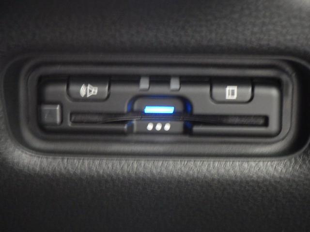 フリード エアーＥＸ　バックモニター　リアクーラー　両側パワースライドドア　横滑り防止装置　クルコン　フルセグ　ＥＴＣ車載器　オートエアコン　シートヒーター　ＬＥＤヘッドライト　３列シート　ドラレコ　ＵＳＢ（10枚目）