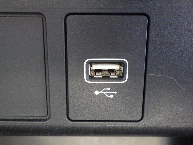 フィット ホーム　記録簿　リアカメラ　ＵＳＢ接続　ＡＡＣ　横滑り防止機能　サイドエアバック　ＬＥＤライト　クルーズコントロール　パワーウィンドウ　スマキー　ＤＶＤ　ドラレコ　ナビＴＶ　パワーステアリング　ＡＢＳ（10枚目）