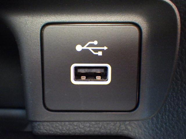 ヴェゼル ｅ：ＨＥＶＺ　スマキ　フルオートエアコン　エアバッグ　両席エアバック　Ｒカメ　記録簿付　パワーウィンドウ　ＬＥＤランプ　クルーズＣ　ナビ＆ＴＶ　キーレスエントリー　横滑り防止装置　シートヒータ（9枚目）