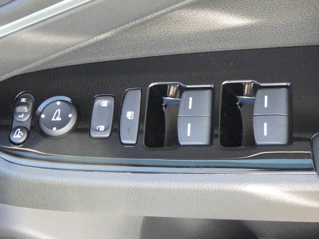 ヴェゼル ｅ：ＨＥＶＺ　スマキ　フルオートエアコン　エアバッグ　両席エアバック　Ｒカメ　記録簿付　パワーウィンドウ　ＬＥＤランプ　クルーズＣ　ナビ＆ＴＶ　キーレスエントリー　横滑り防止装置　シートヒータ（17枚目）