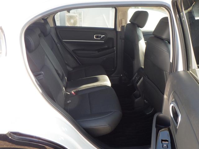 ヴェゼル ｅ：ＨＥＶＺ　スマキ　フルオートエアコン　エアバッグ　両席エアバック　Ｒカメ　記録簿付　パワーウィンドウ　ＬＥＤランプ　クルーズＣ　ナビ＆ＴＶ　キーレスエントリー　横滑り防止装置　シートヒータ（18枚目）