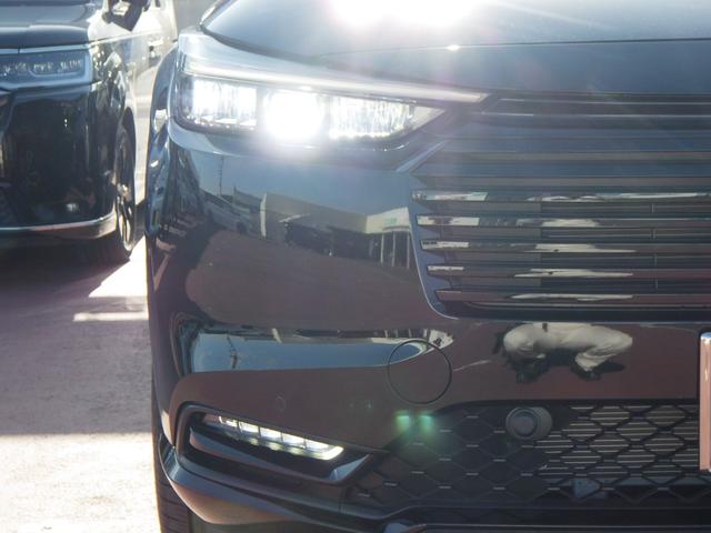 ヴェゼル ｅ：ＨＥＶＺ　スマキ　フルオートエアコン　Ｄレコ　エアバッグ　両席エアバック　Ｒカメ　記録簿付　パワーウィンドウ　ＬＥＤランプ　クルーズＣ　ナビ＆ＴＶ　キーレスエントリー　横滑り防止装置　ＵＳＢ（2枚目）