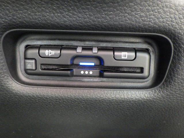 フリード クロスター　ＡＡＣ　ＥＴＣ付き　スマ－トキ－　シ－トヒ－タ－　ＵＳＢ　サイドエアバッグ　クルコン　ＥＣＯＮモード　フルセグテレビ　Ｄレコ　ＥＳＣ　ＡＢＳ　キーフリー　記録簿　バックアイカメラ（12枚目）