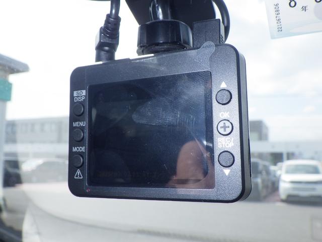 フィット ｅ：ＨＥＶクロスター　Ｓキー　クルーズコントロール　サイドエアバッグ　ＬＥＤライト　パワーウィンド　記録簿　キーレス　オートエアコン　ＵＳＢ　パワステ　ＥＴＣ　ＡＢＳ　エアバッグ　ドラレコ　ナビＴＶ（6枚目）