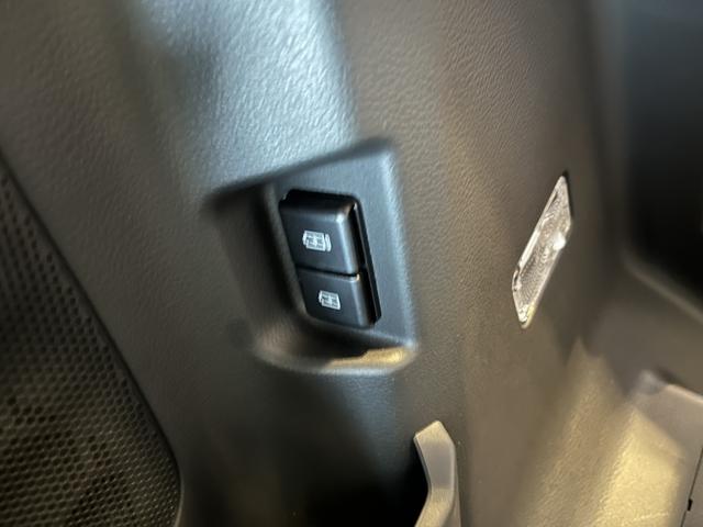 ���A�N�H�[�^�[�|�P�b�g�ɂ͏[�d�p�t�r�a������܂��B